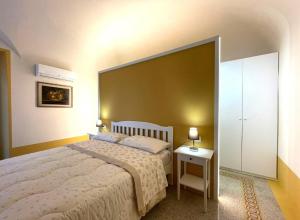 Camera accogliente, pareti gialle, letto comodo e atmosfera serena.