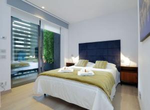Camera moderna e luminosa con letto accogliente e vista sul verde.