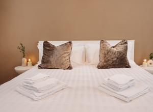 Letto elegante con cuscini morbidi, atmosfera calda e accogliente.