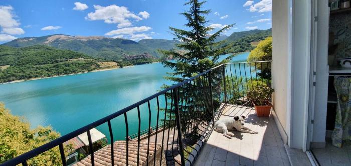 Letizia Lake House Panoramic View a Colle di Tora sul lago del Turano in provincia di Rieti